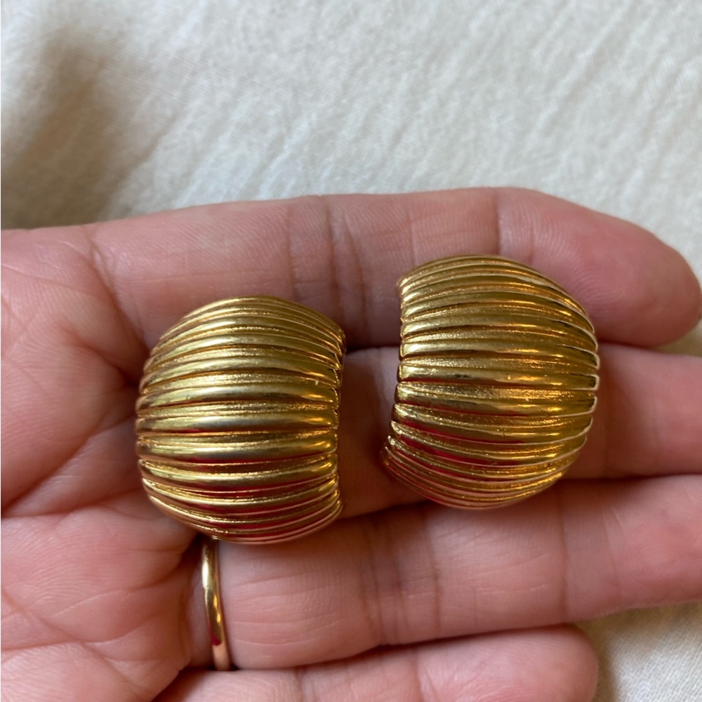 Gold Tone‎ Ribbed Vintage Clip on Earrings - Picture 2 of 6